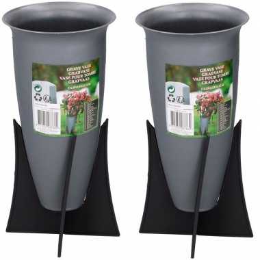 Set van 2x stuks grafvaas/vazen bloemen van 22 cm
